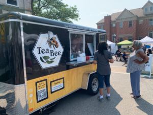 2022-08-19 Tiffany & Beverly at Tea Bee Lemonade truck